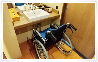車椅子での洗面所利用の様子 イメージ