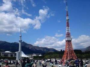 東武ワールドスクウェア内の「東京タワー」と「スカイツリー」