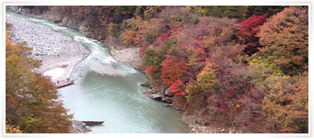 七重八重から見える渓谷と紅葉